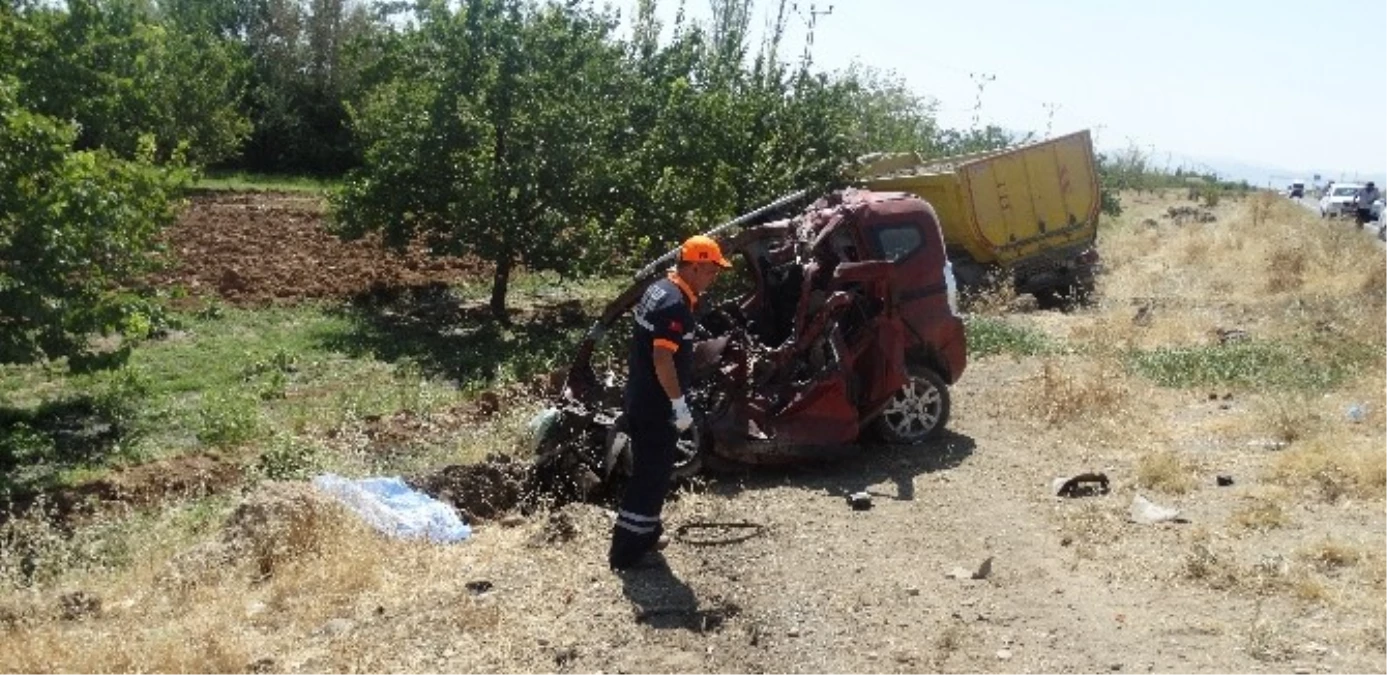 Otomobil ile Tır Kafa Kafaya Çarpıştı: 1 Ölü, 1 Yaralı