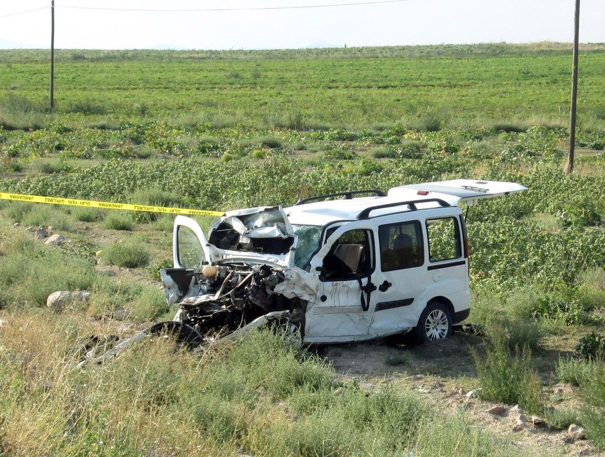 Otomobille Hafif Ticari Araç Çarpıştı: 1 Ölü, 2 Yaralı