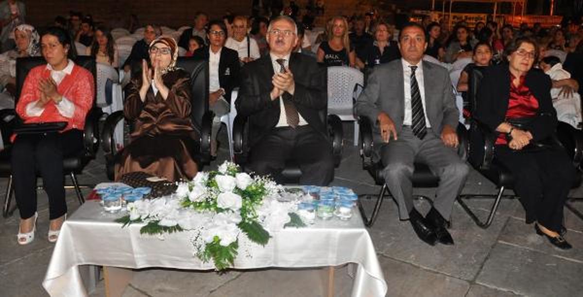 Sivas\'ta Atatürk Kıyafetleri Defilesi