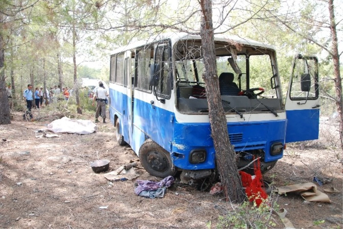 Mersin\'de Tarım İşçilerini Taşıyan Minibüs Kaza Yaptı: 1 Ölü, 6 Yaralı