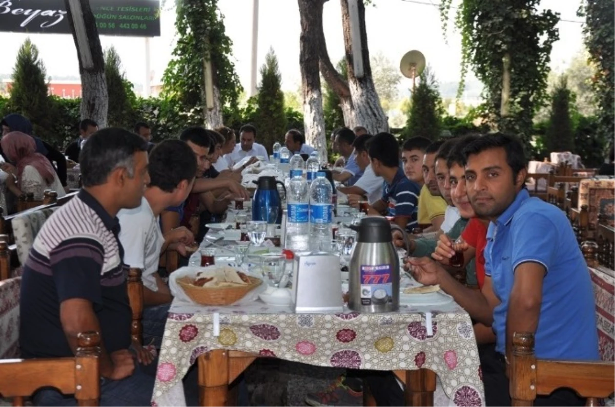 Tatvanlılar, İzmir\'de Kır Kahvaltısında Buluştu
