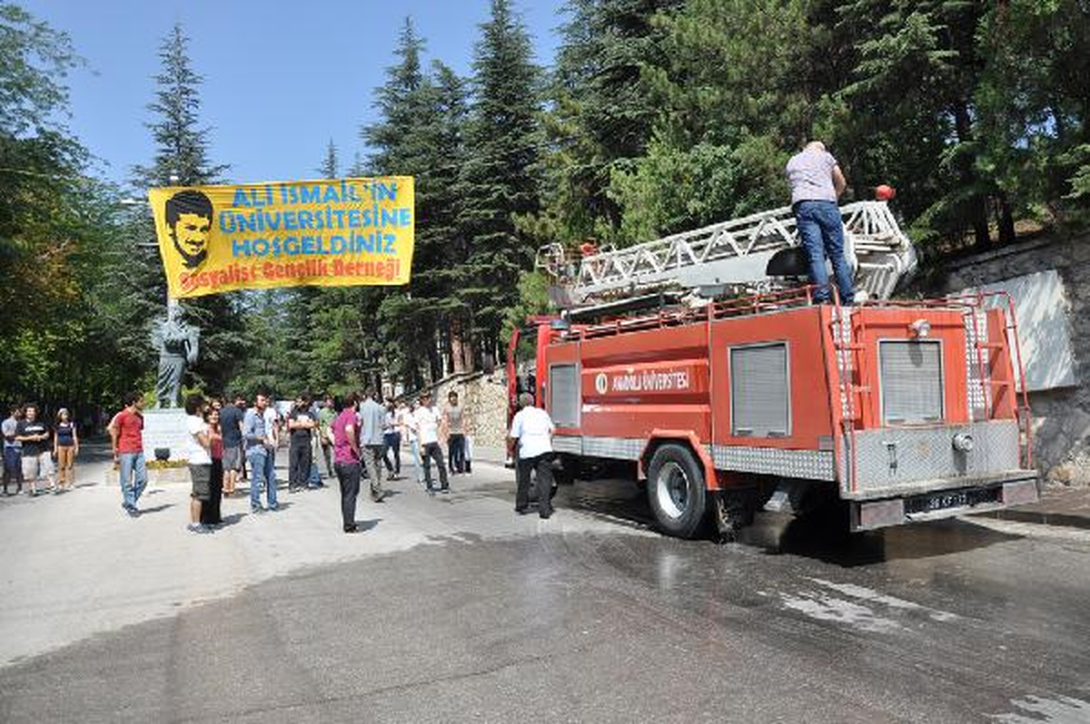Üniversitede Pankart Gerginliği