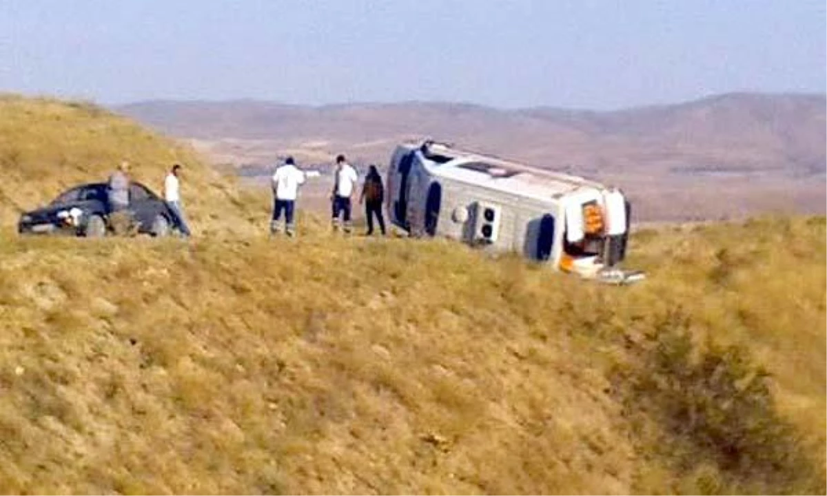 Ambulans Köy Yolunda Devrildi: 5 Yaralı