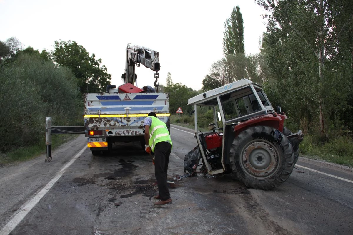 Ankara\'da Traktör ile Kamyonet Çarpıştı: 3 Yaralı