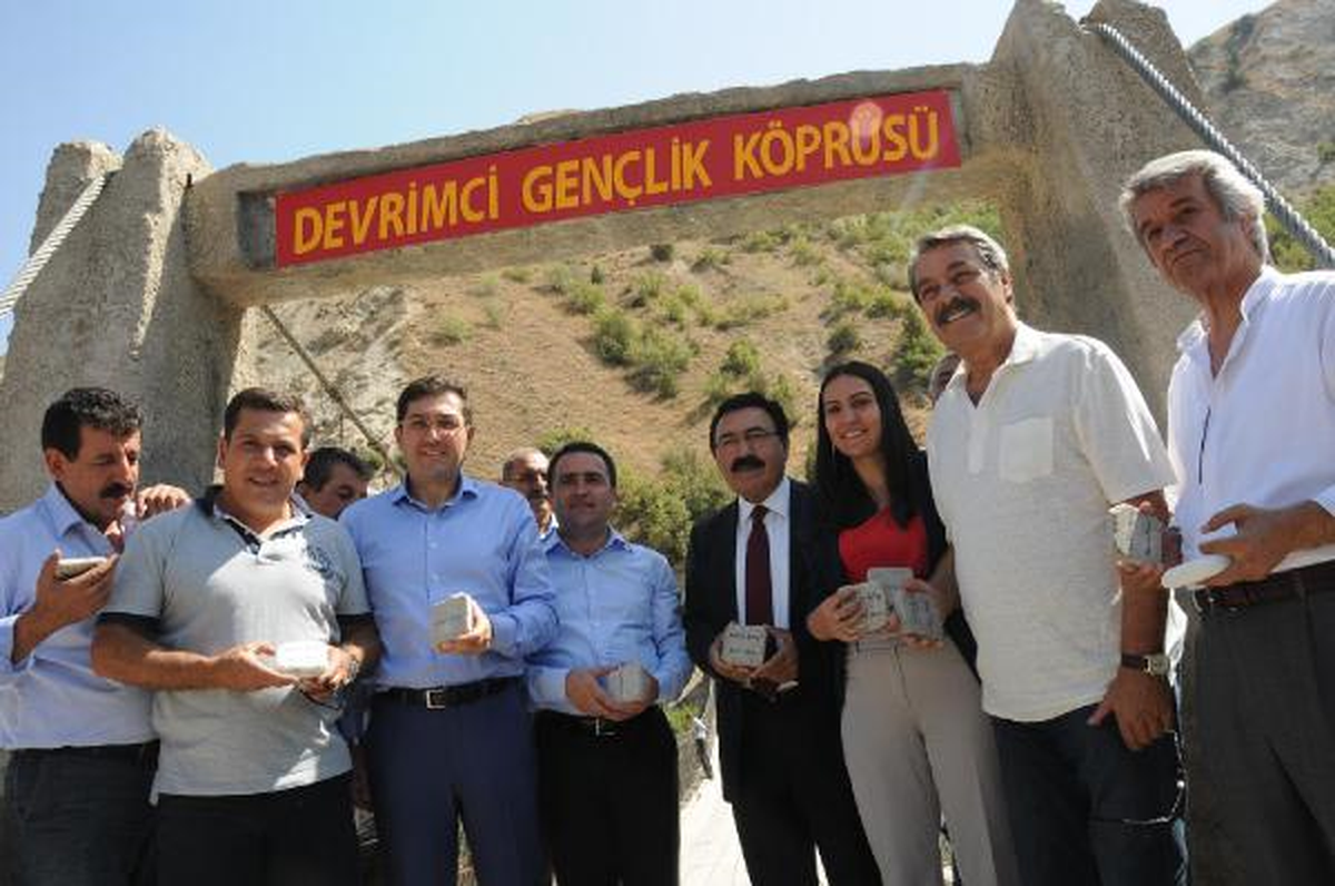 Barış İçin Zap Suyu\'na Dilek Taşı Attılar