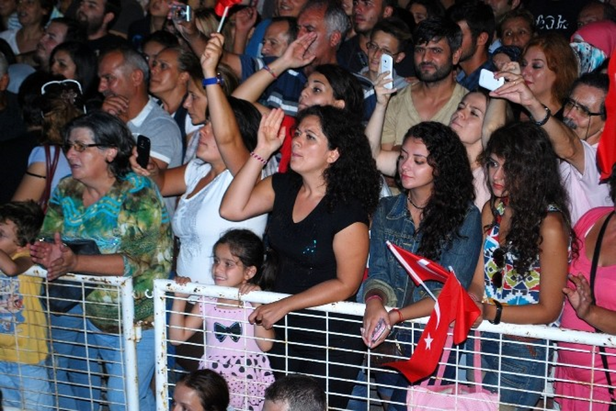 Edip Akbayram\'dan Mudanya\'da Barış Rüzgarı