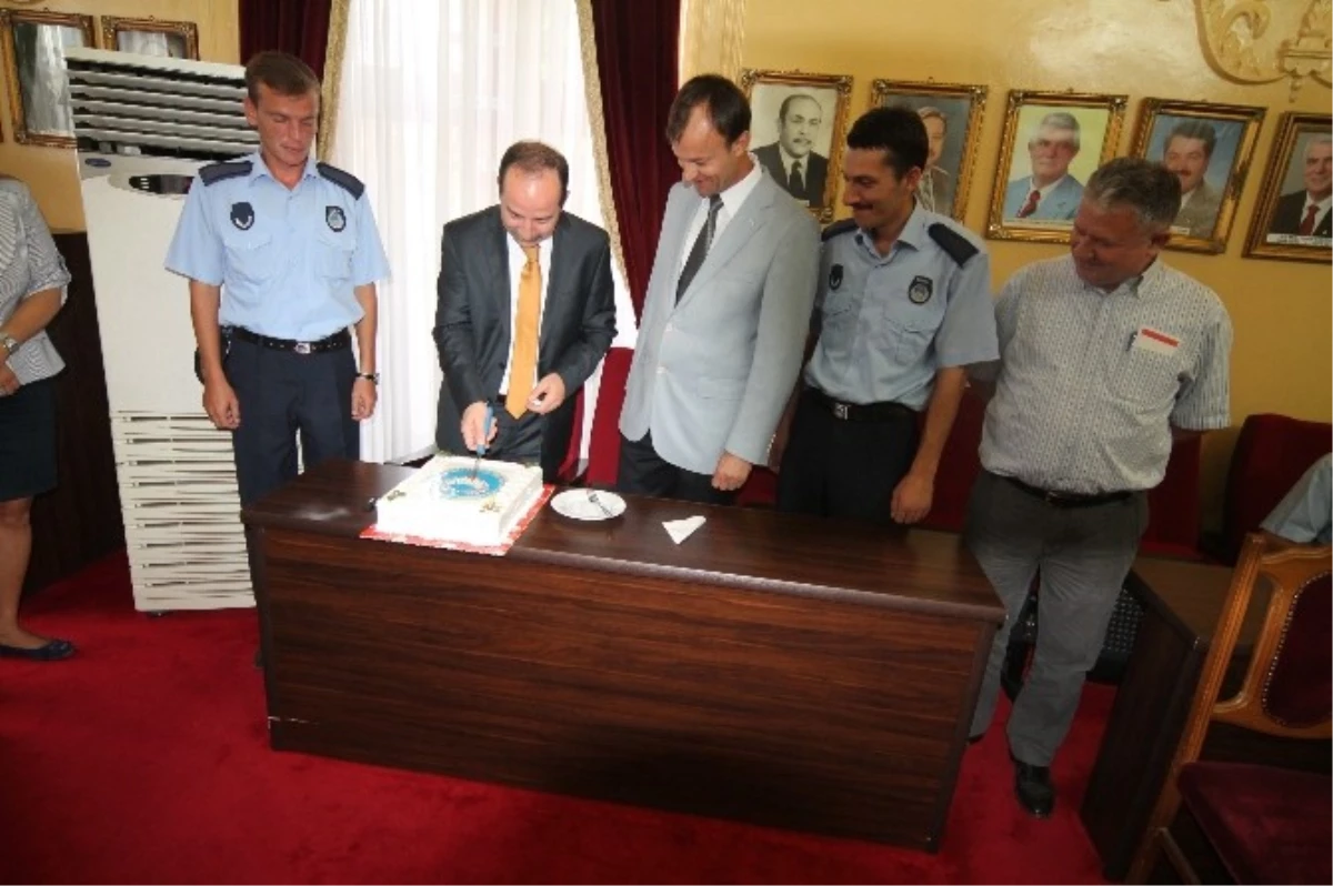 Edirne Belediye Başkanı Gürkan, Zabıta Haftası\'nı Pasta Keserek Kutladı