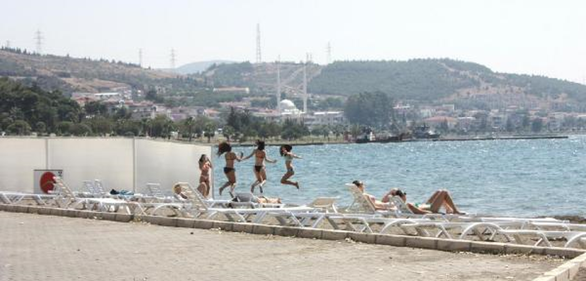 Güzeller İçin Sahile Paravan Koydular