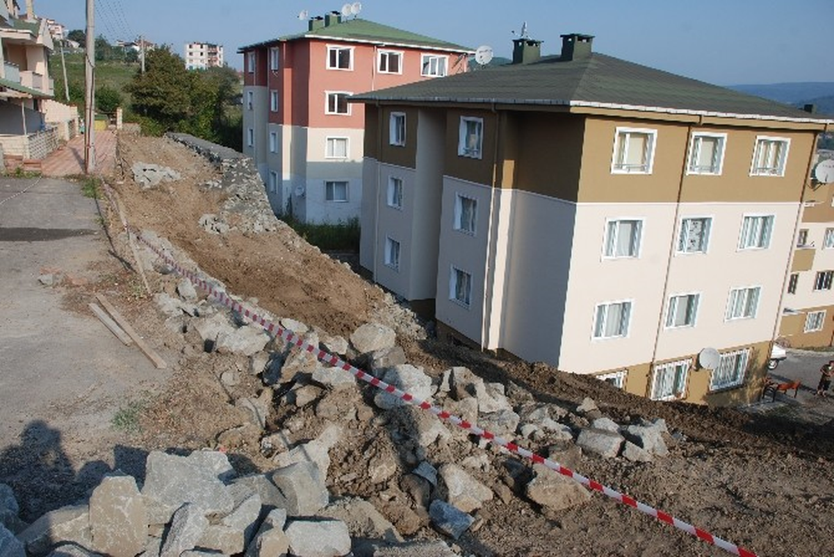 İstinat Duvarı Evin Üzerine Çöktü