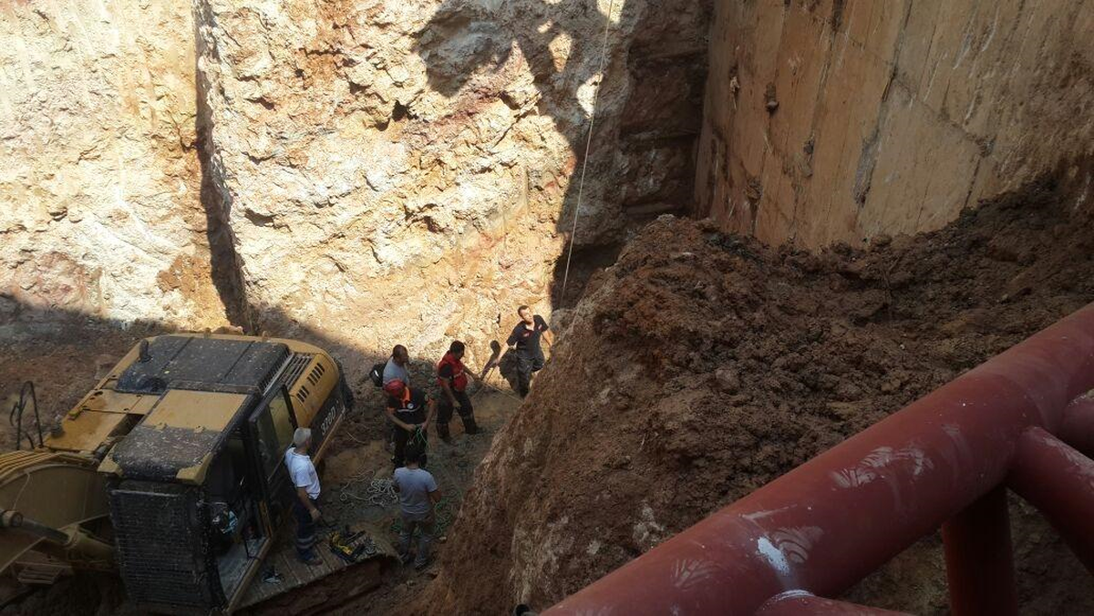 Kazı Çalışmasını İzlerken Hafriyat Çukuruna Düştü