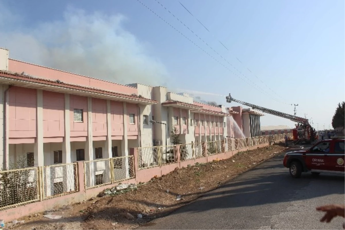 Kilis Devlet Hastanesi Çatısındaki Yangın Söndürüldü