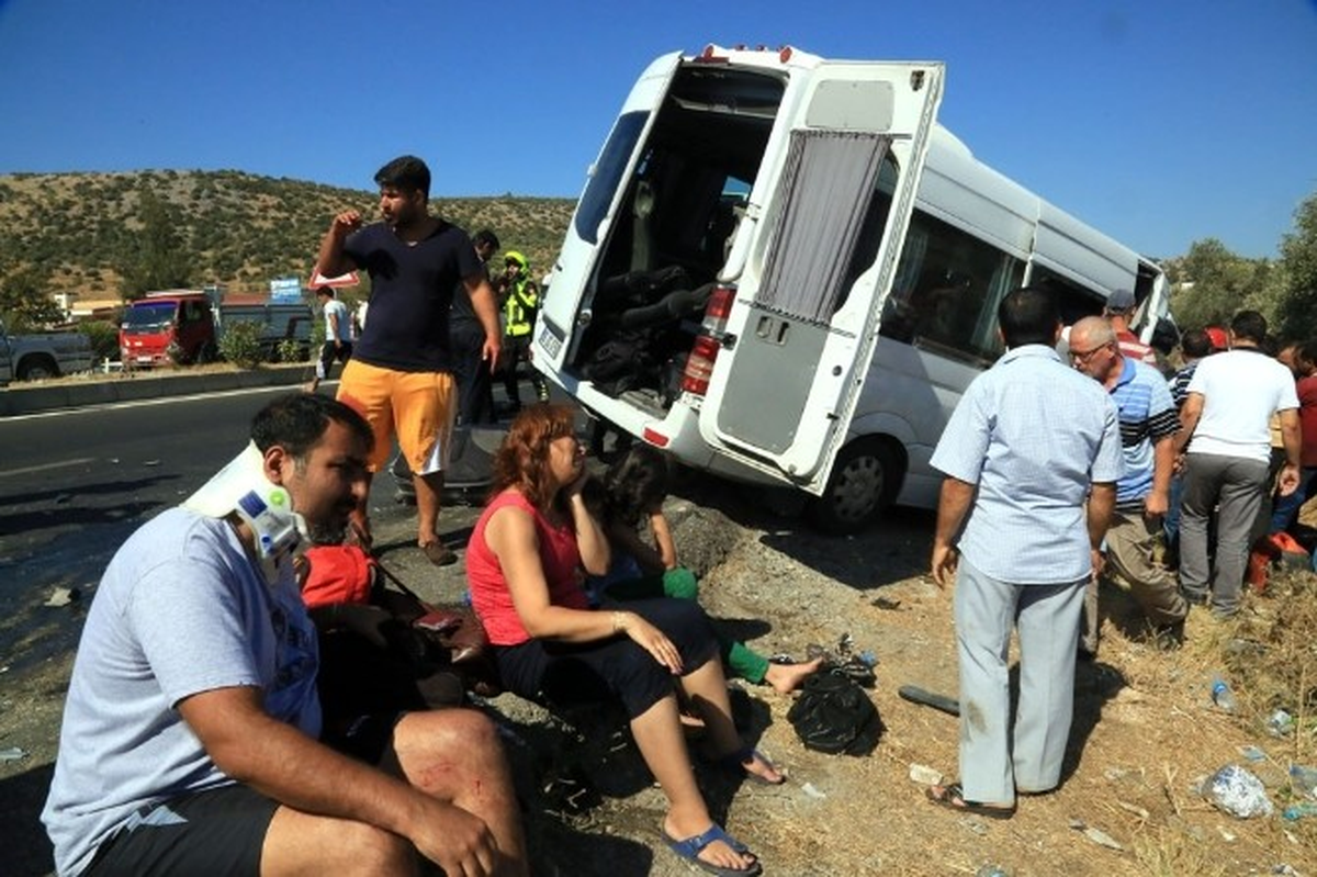 Muğla\'da İranlı Turistleri Taşıyan Minibüs Kaza Yaptı: 15 Yaralı