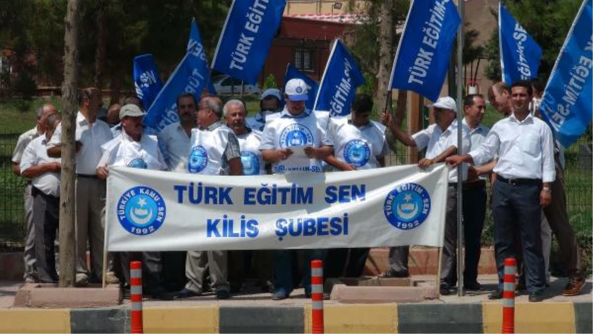 Öğretmenlerden Milli Eğitim Müdürlüğü Önüne Siyah Çelenk