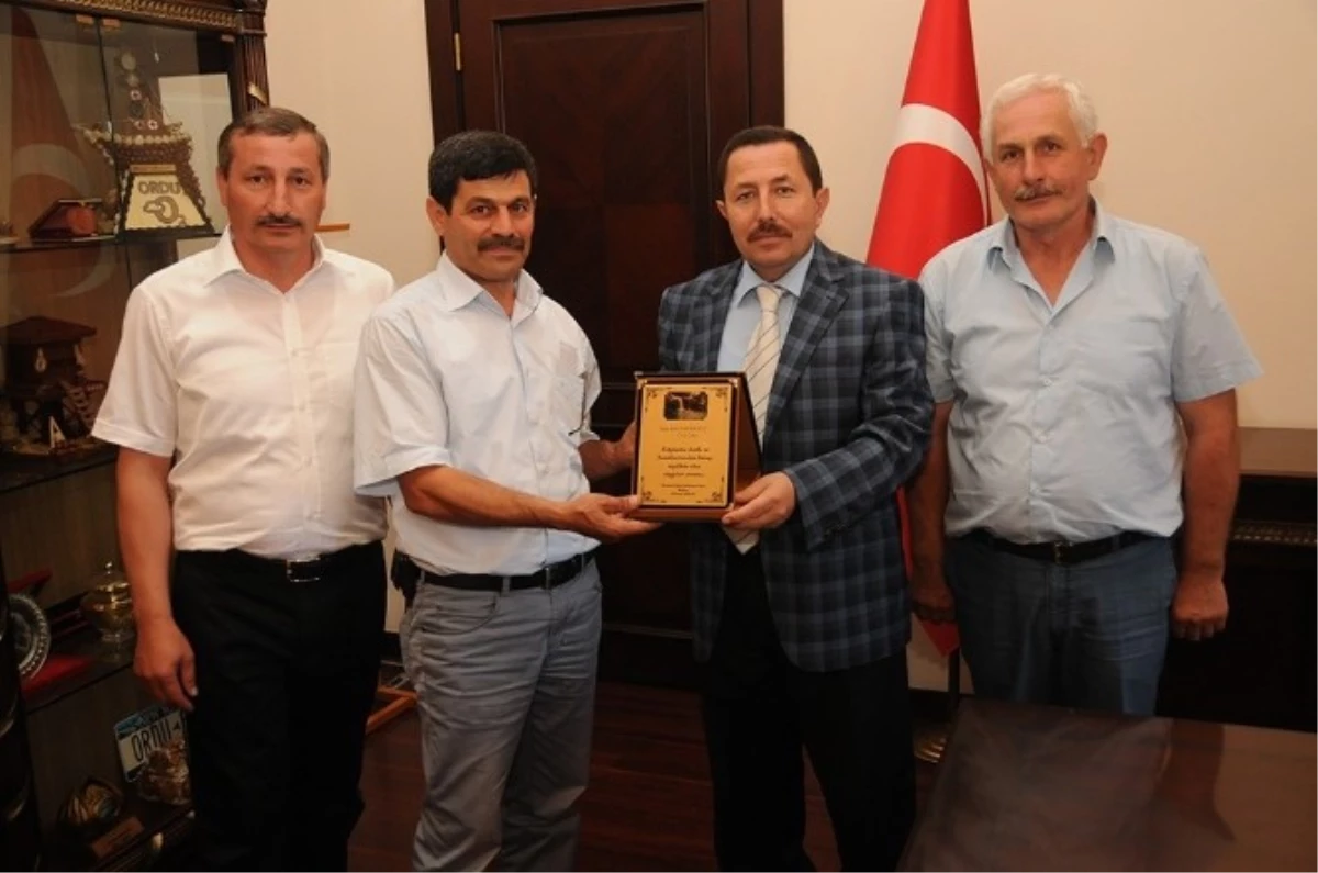 Karaoluk Mahalle Muhtarından Ordu Valisi\'ne Anlamlı Plaket