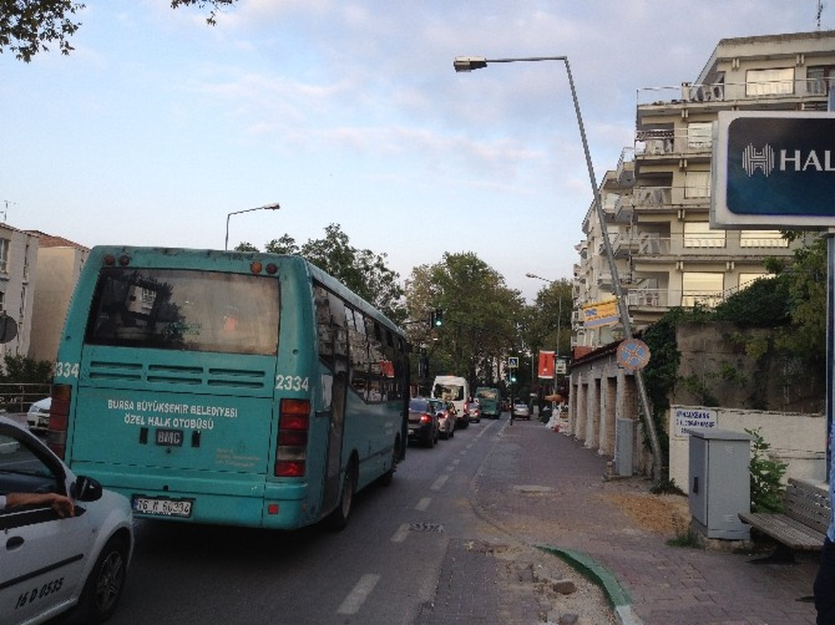 Bursa\'da Otobüs Durağındaki Elektrik Direği Tehlike Saçıyor