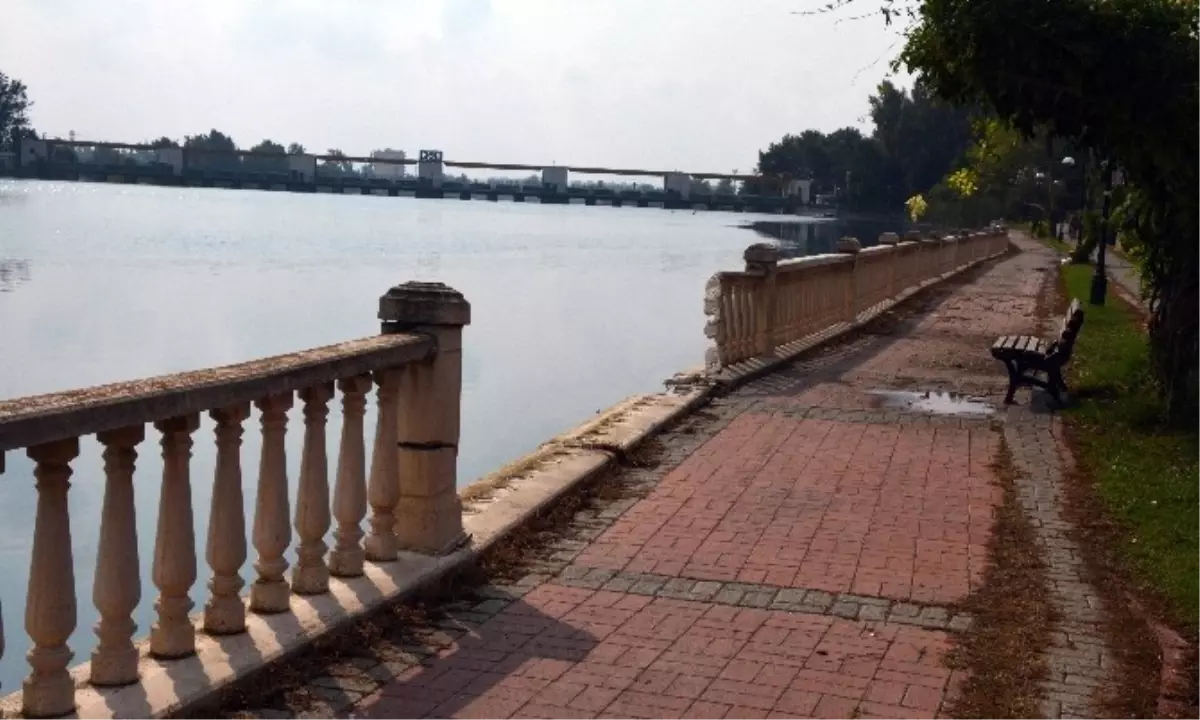 Otomobil Nehre Uçtu: 2 Ölü