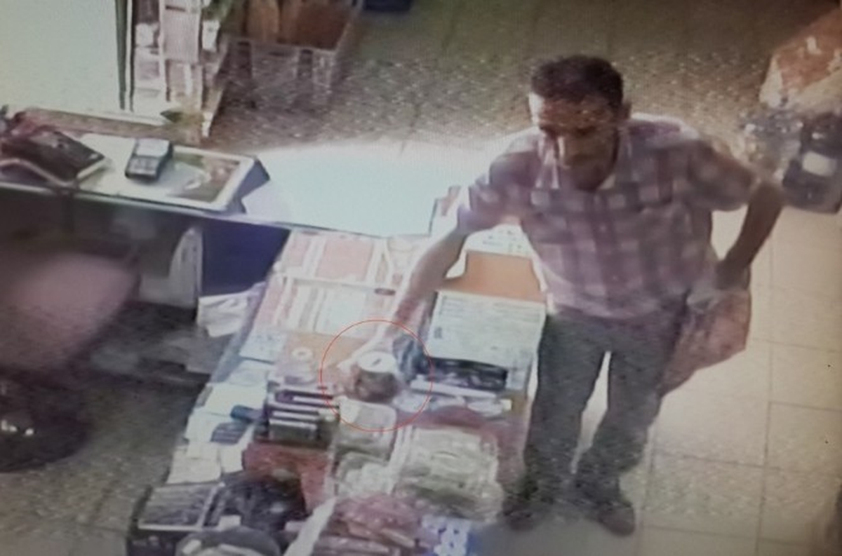 Sadaka Kutusu Çalarken Kameralara Yakalandı