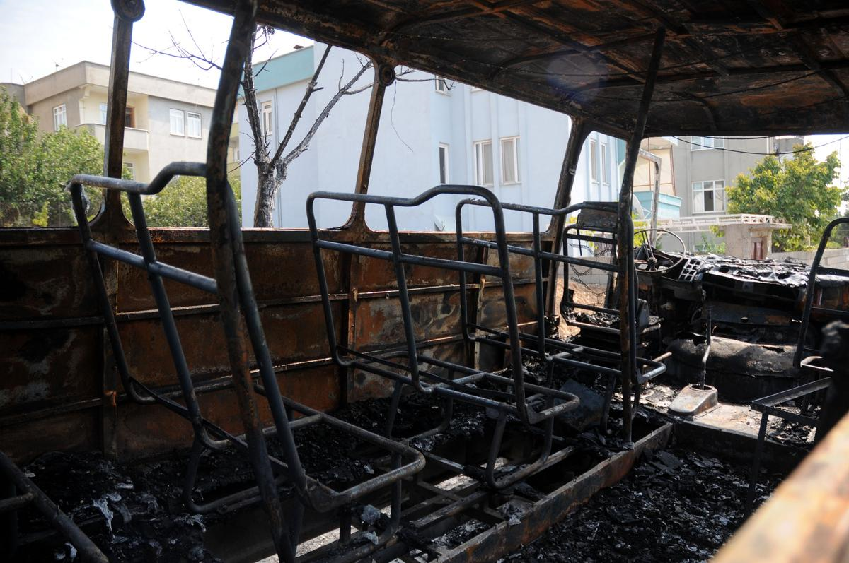 Park Halindeki Minibüs Kundaklandı