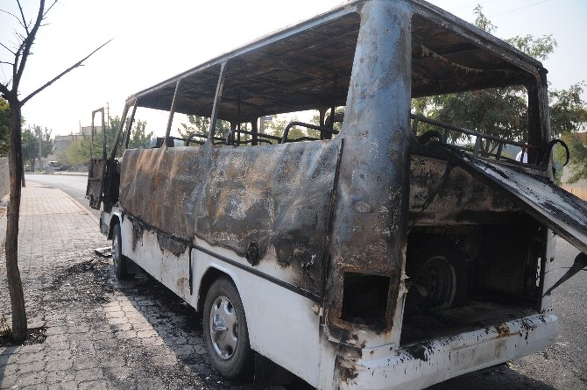 Park Halindeki Minibüs Kundaklandı