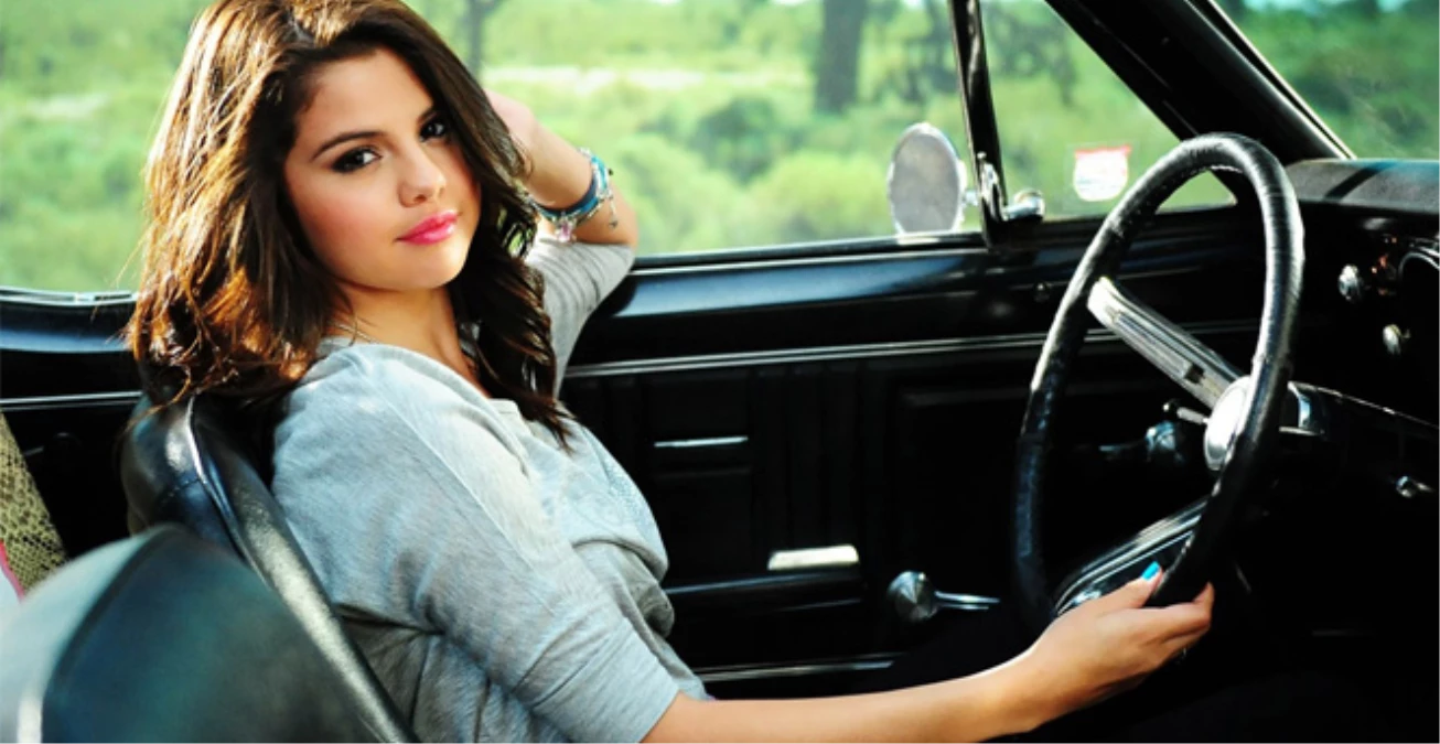 Selena Gomez\'in Çıplak Fotoğrafları İnternete Düştü