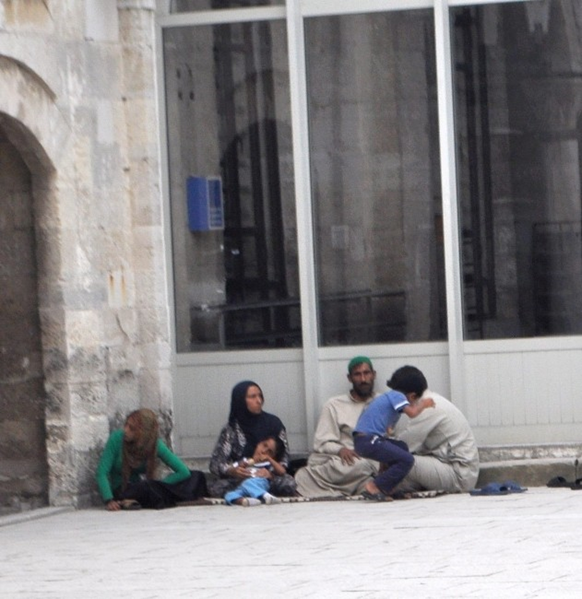Suriyeliler Cami Avlusuna Sığındı