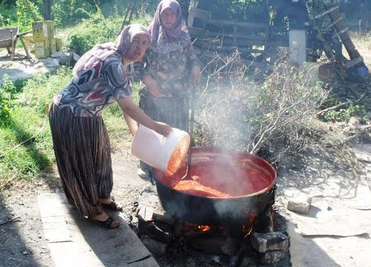Taraklı\'da Evlerde Salça Yapımına Başlandı