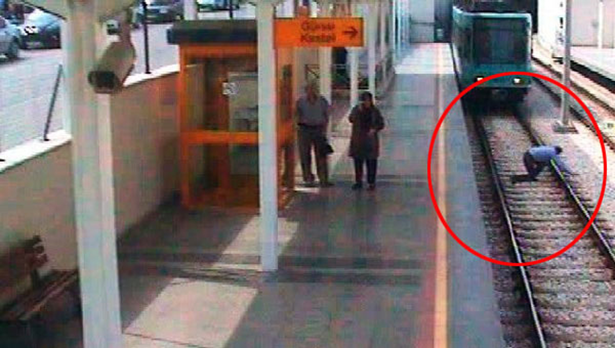 Tramvay Sürücüsünün Dikkati Sayesinden Ölümden Döndü