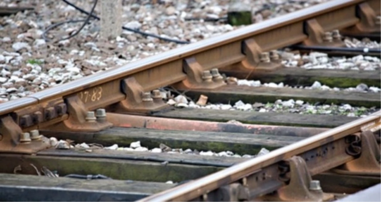 Yük Treni Kamyona Çarptı: 1 Yaralı