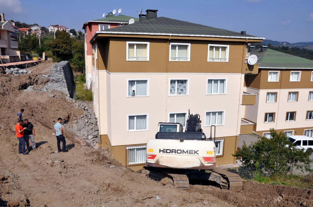 Zonguldak\'ta Çöken İstinat Duvarı, Eve Zarar Verdi