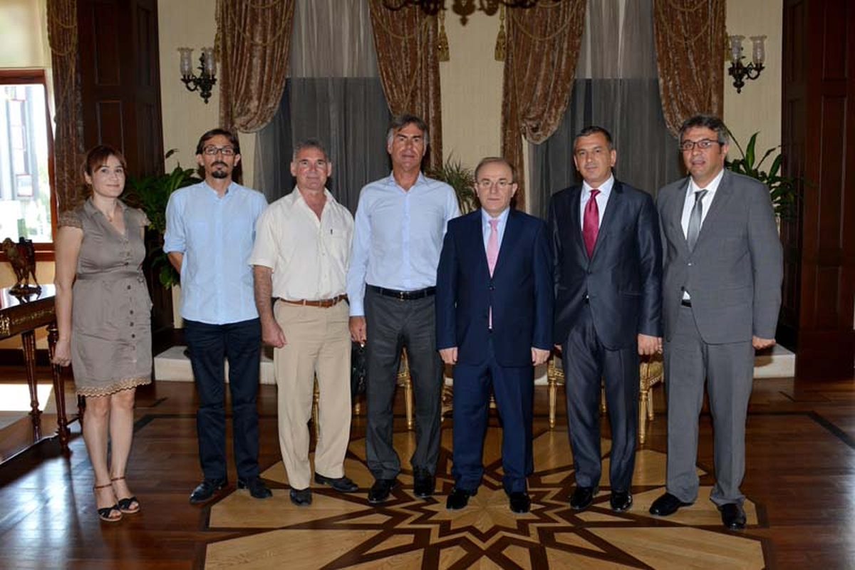 Antalya Çerkez Derneği, Vali Öztürk\'ü Ziyaret Etti