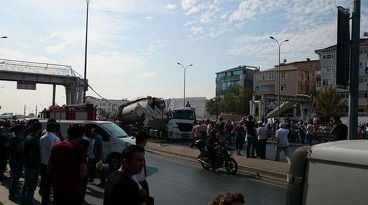 Avcılar\'da Kamyonun Çarptığı Üst Geçit Çöktü (2)