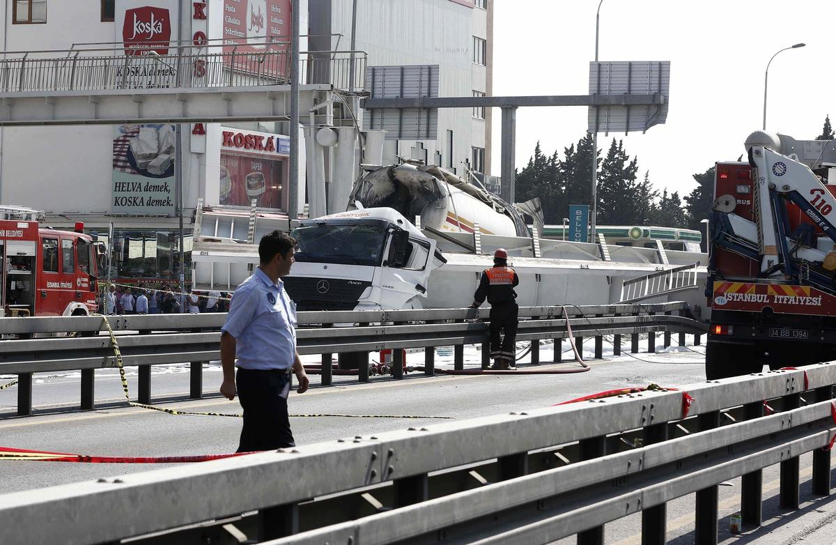 Avcılar\'da Üst Geçidin Çökmesi
