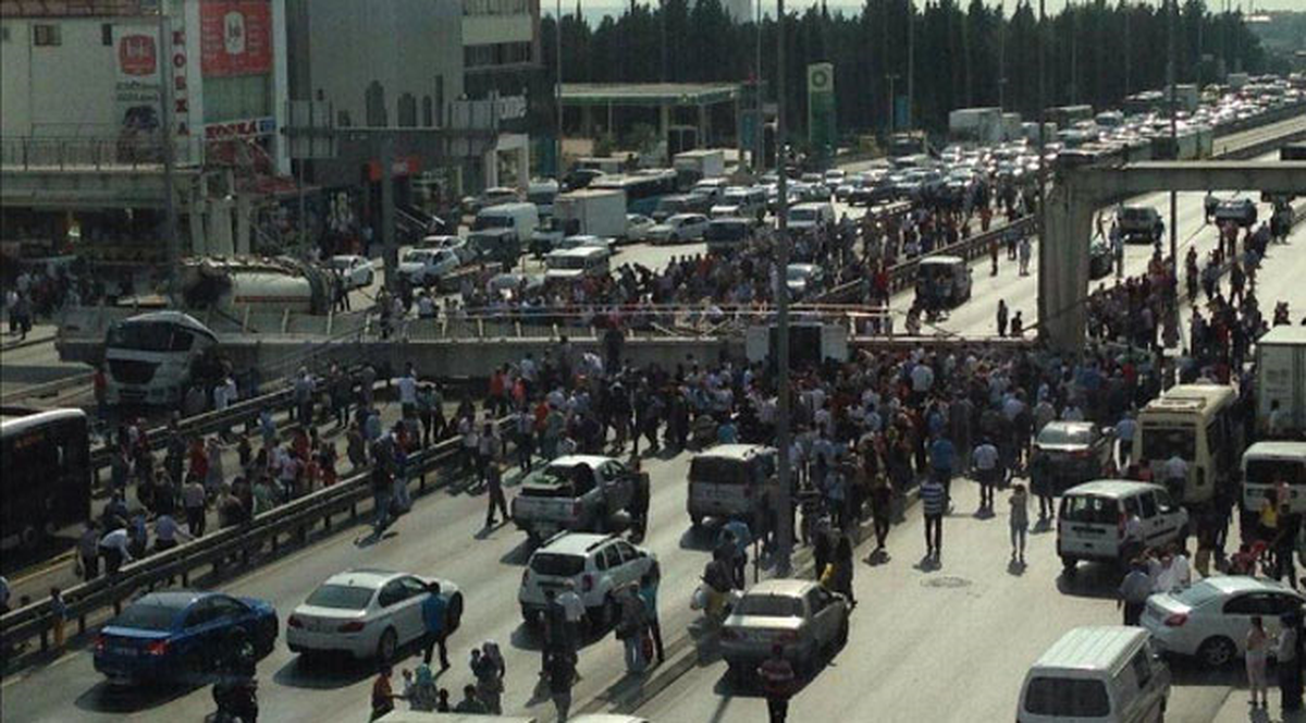 Avcılar\'da Üst Geçit Çöktü: 2 Ölü