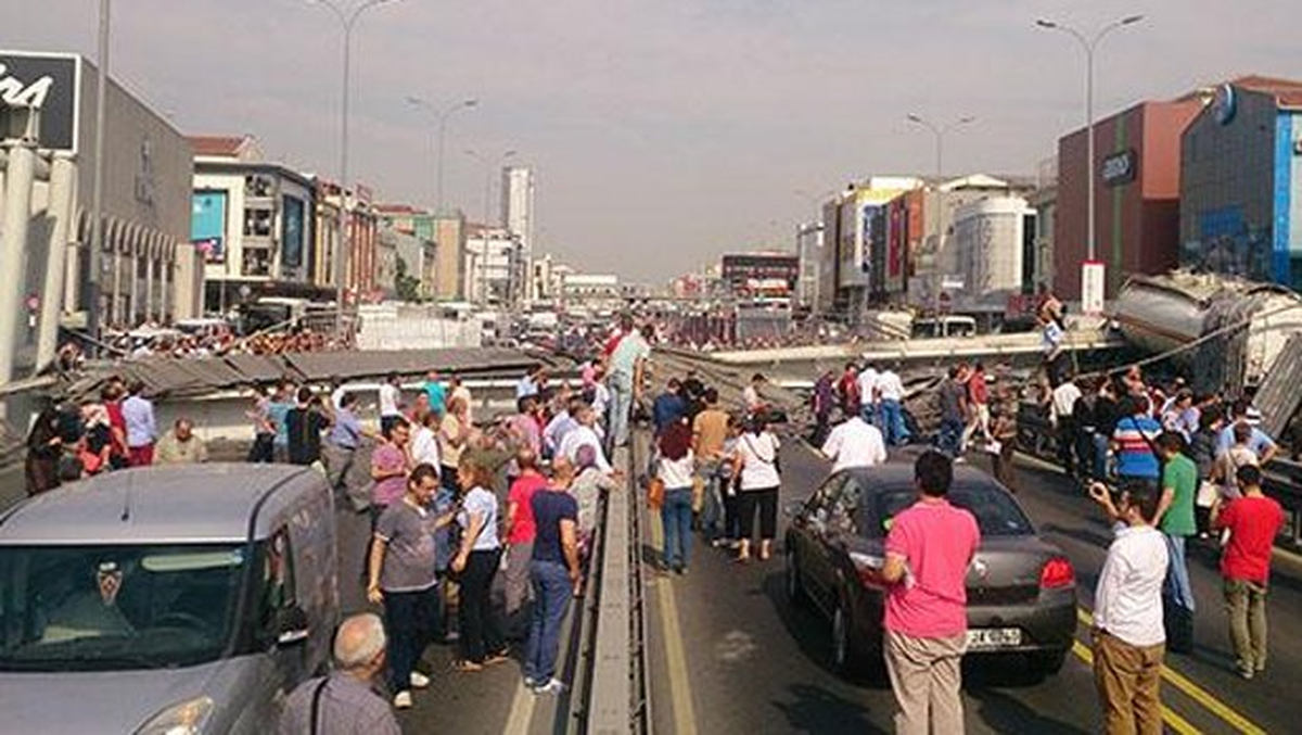 Avcılar\'da Üst Geçidin Çökmesi