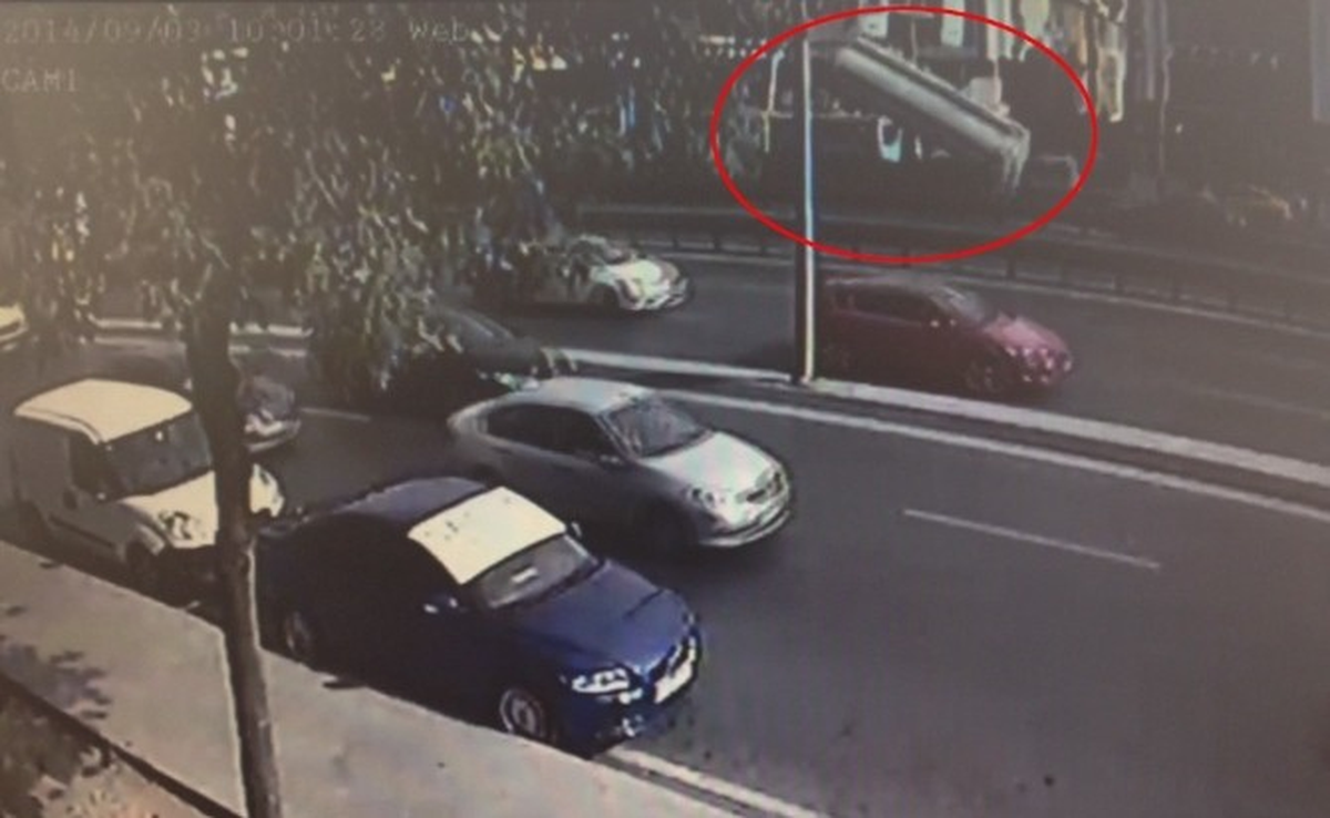 Avcılar\'da Yaşanan Üst Geçit Kazası Kamerada