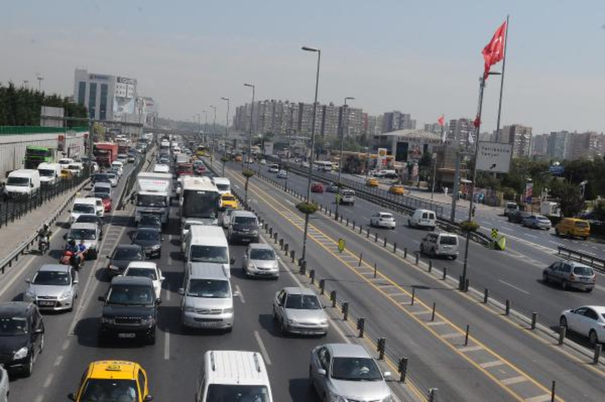 Avcılar\'daki Kaza Trafiği Felç Etti