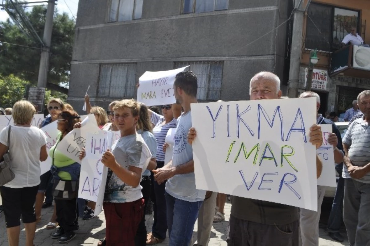 Ayvacık\'ta Yıkılacak Sahildeki Binaların Sahiplerinden Protesto