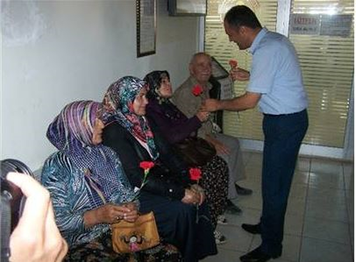 Başkan ve Zabıta Karanfil Dağıttı