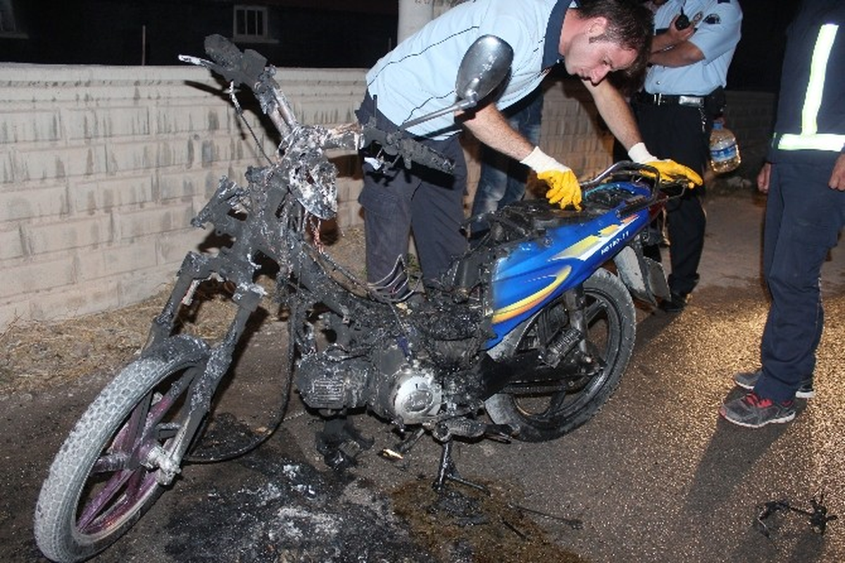 Beyşehir\'de Arızalanan Motosiklet Yandı