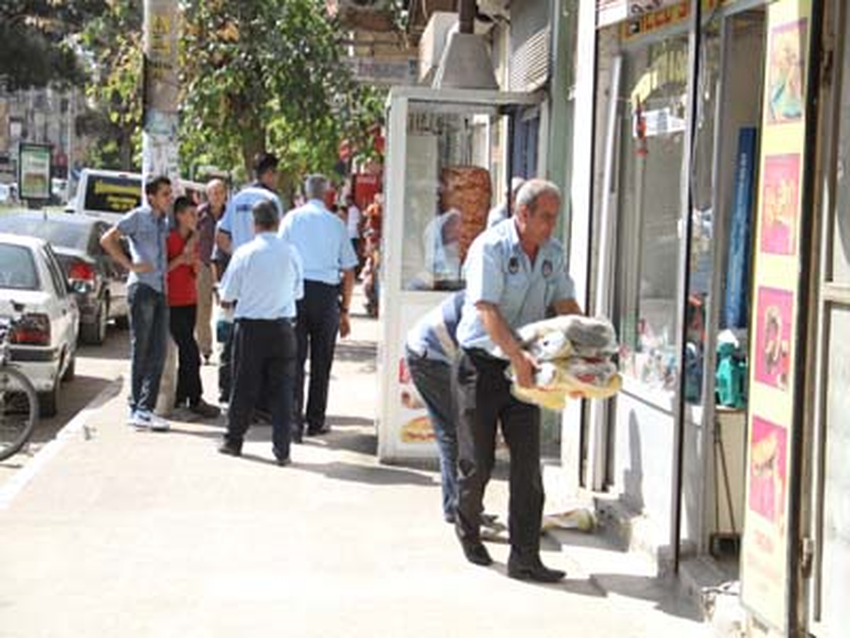 Bismil\'de Kaldırımlar Erkek İşgalinden Kurtarıldı