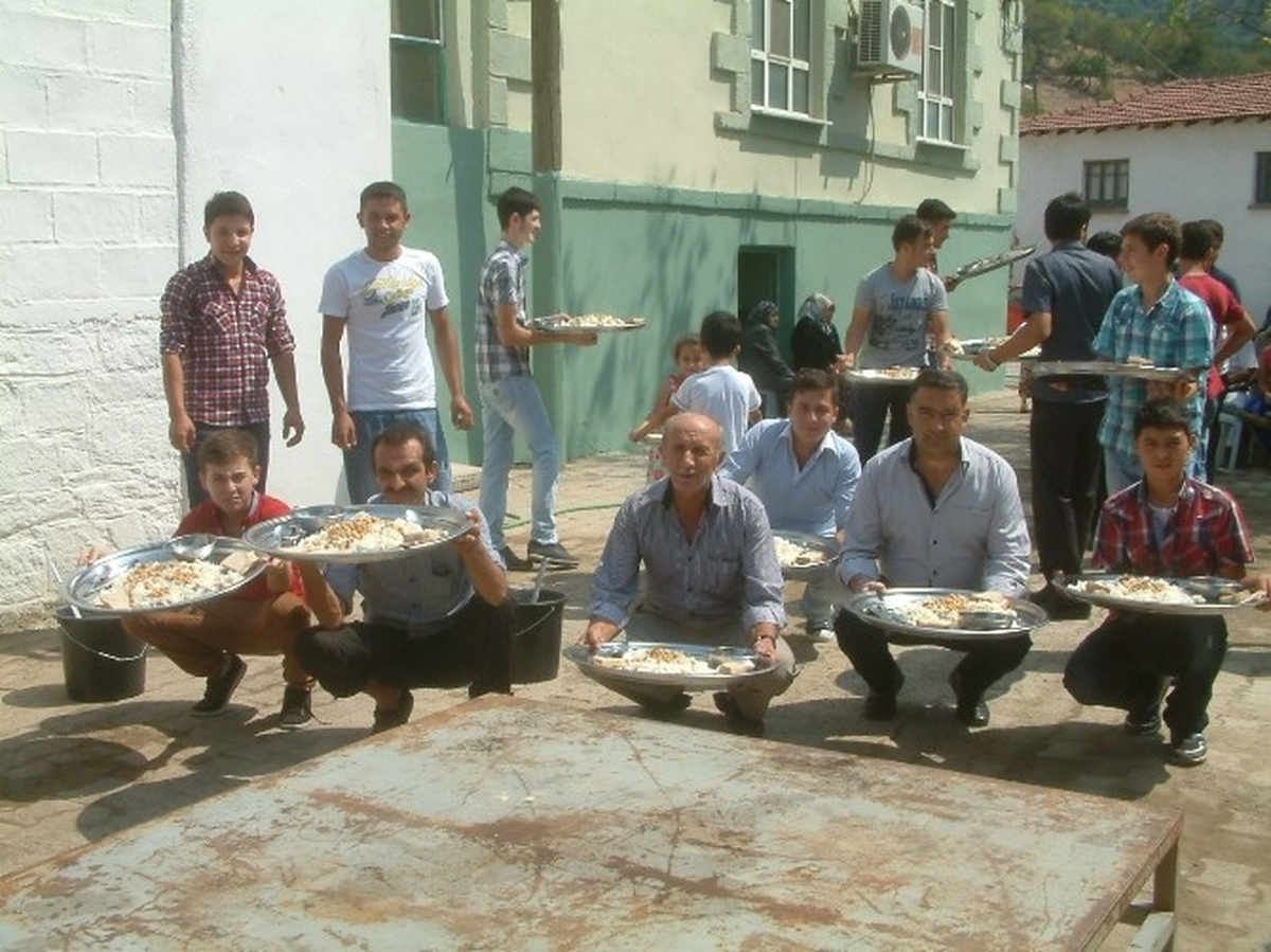Bol Suya Kavuşan Köyde 700 Kişiye Yemek Verildi