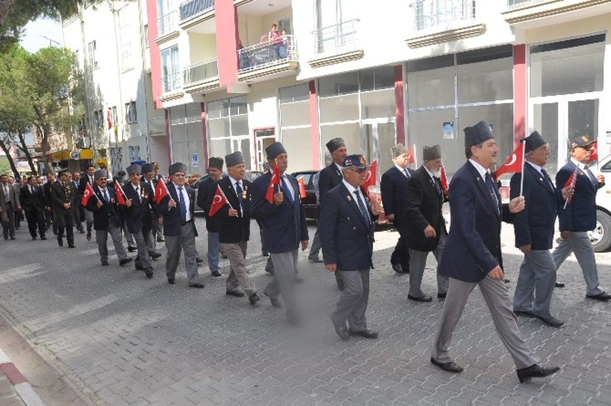 Buharkent\'te \'Zafer\' Yürüyüşü