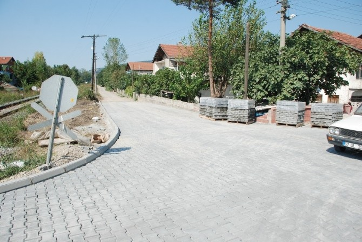 Çaycuma\'da Mahallelere Parke Taşı Döşeniyor