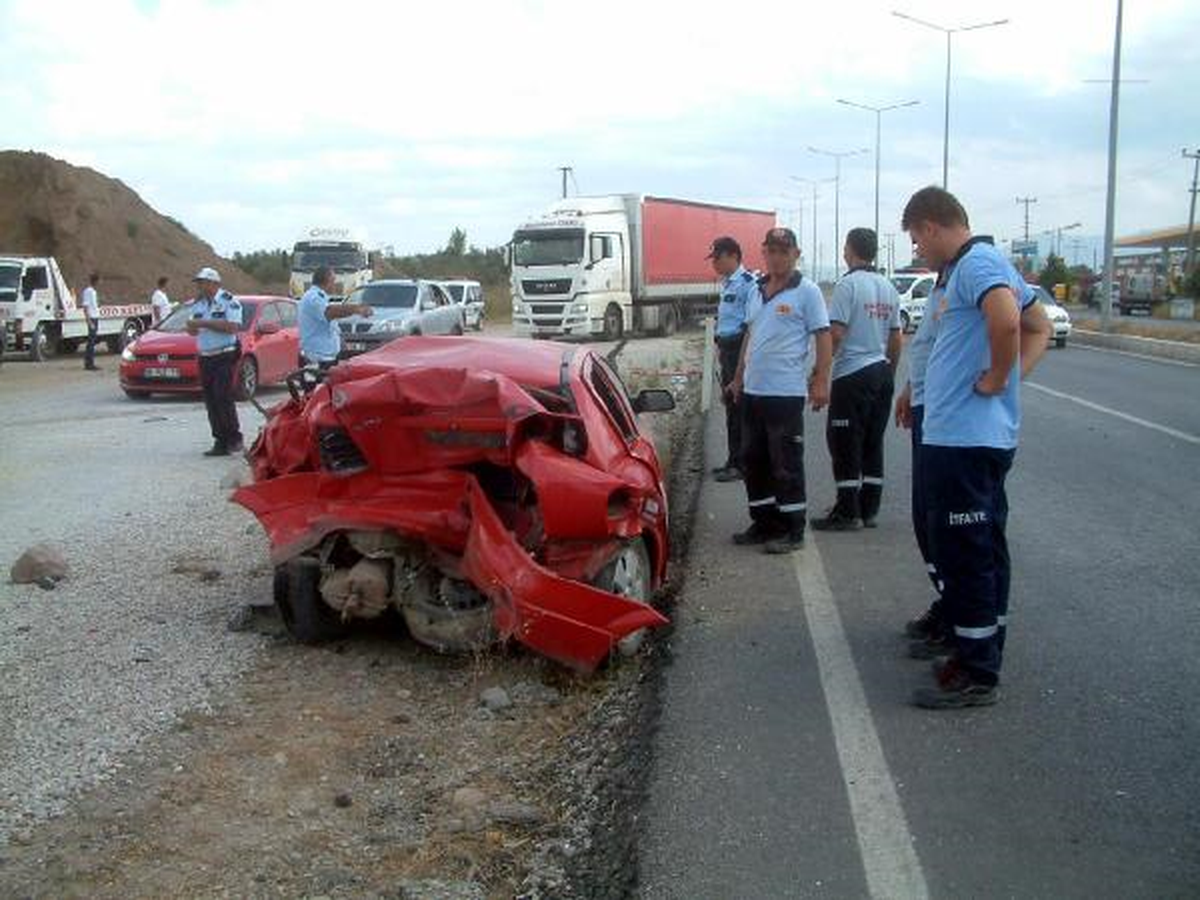 Burhaniye\'de Cipin Çarptığı Otomobilin Sürücüsü Öldü
