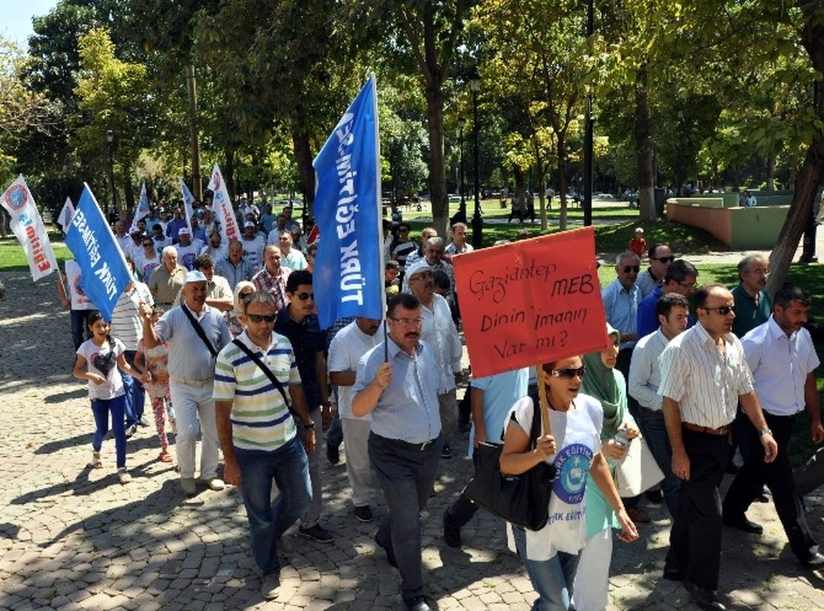 Eğitim Sendikaları, Milli Eğitim Müdürlüğü Önüne Siyah Çelenk Bıraktı