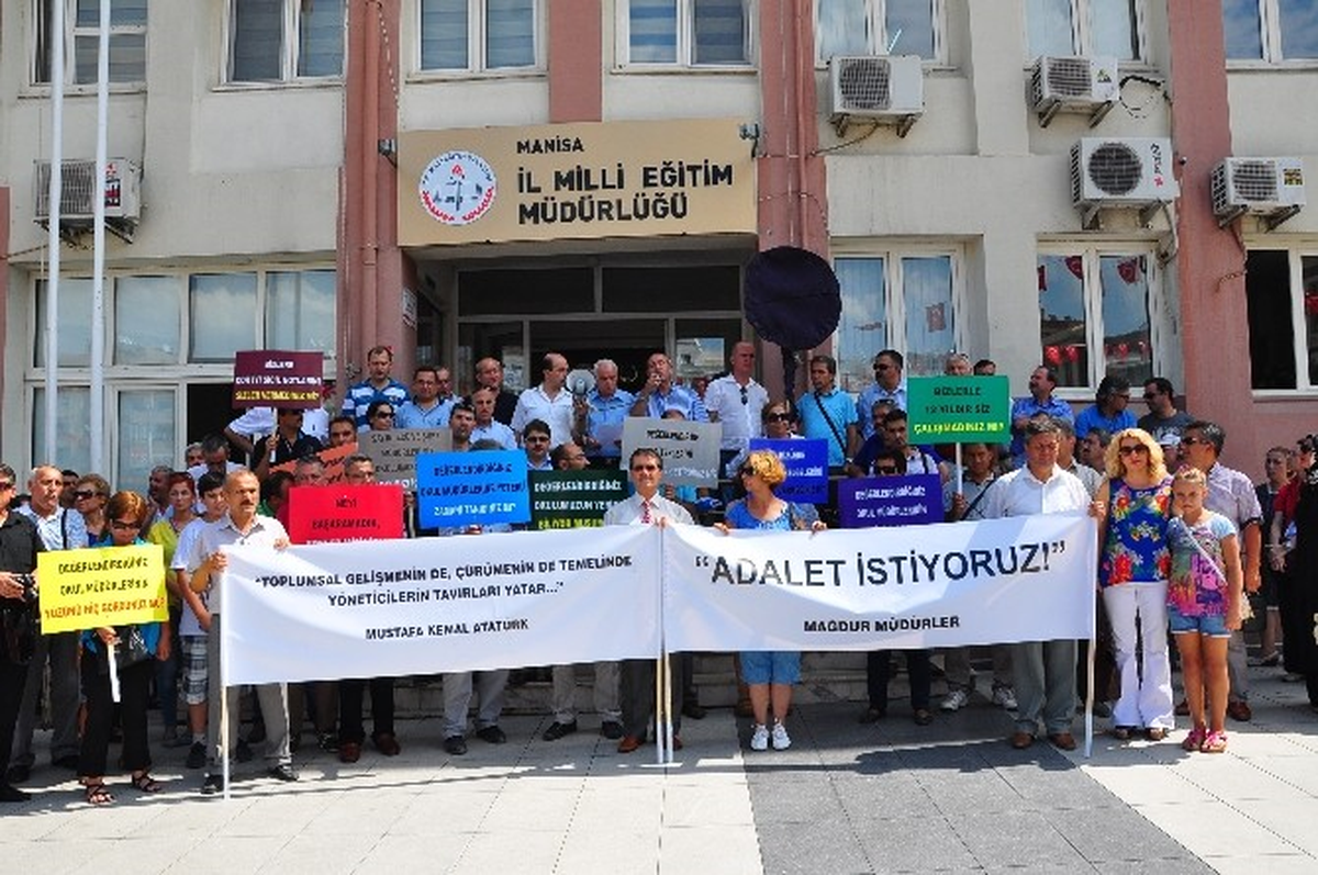 Eğitim Sendikaları Milli Eğitim Müdürlüğü Önüne Siyah Çelenk Bıraktı
