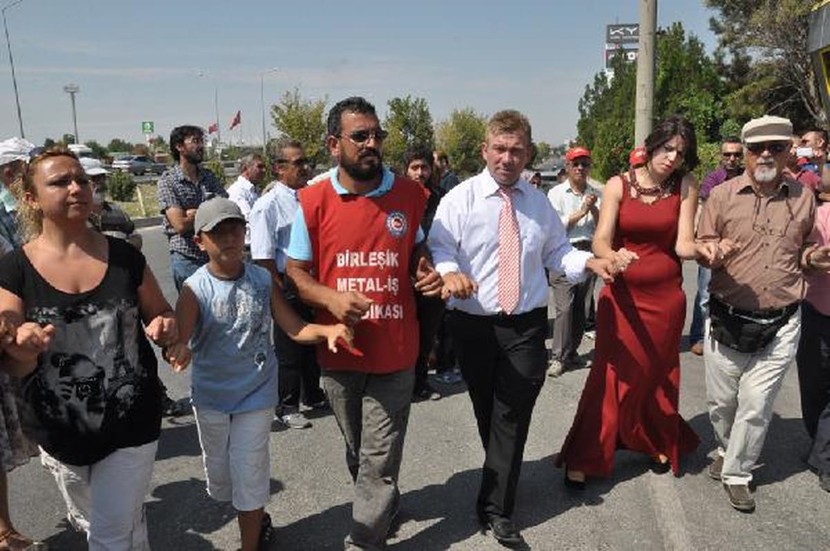Eylem Yapan Arkadaşlarına Destek İçin Fabrika Önünde Nişanlandılar