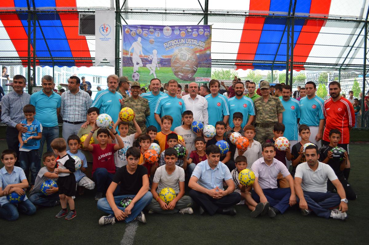 Futbolun Ustaları, Geleceğin Yıldızlarıyla Buluşuyor" Projesi