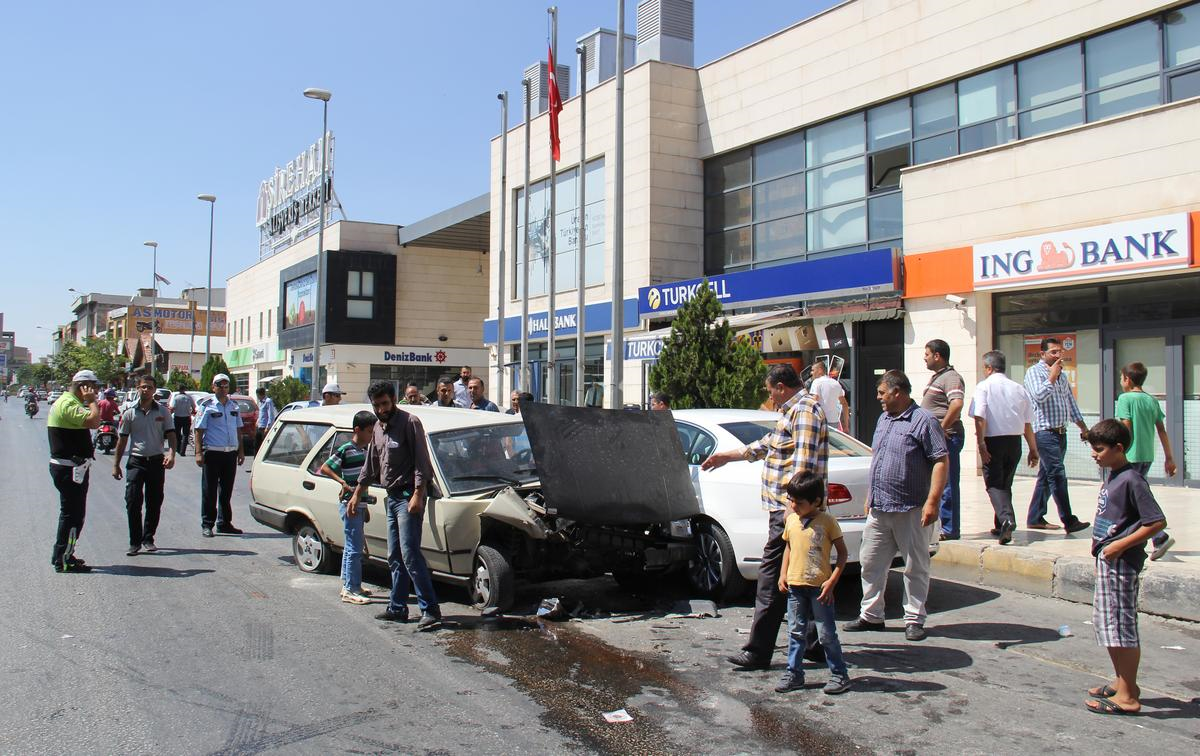Gaziantep\'te Otomobiller Çarpıştı: 4 Yaralı