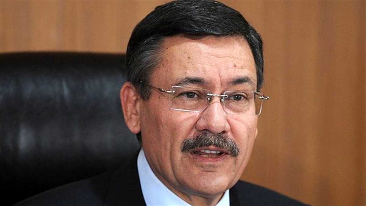 Gökçek\'ten Bilboard Afişlerinin Yırtılmasına Tepki: Ateş Bacayı Sardı